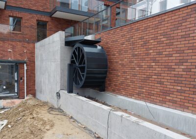 Produkcja, dostawa oraz montaż konstrukcji stalowej koła młyńskiego wraz z wylewką naprowadzającą wodę ozdoby wodnej w Gdańsku